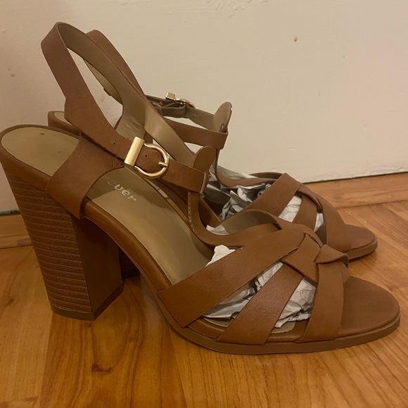 Strappy brown heels NIB - Picture 2 of 9